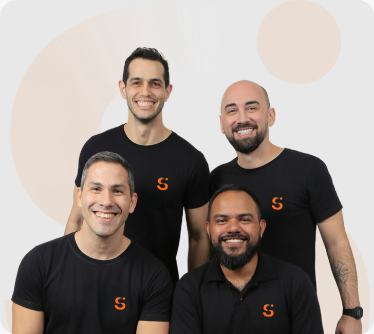Equipe fundadora da Sunne, quatro pessoas sorrindo vestindo camisetas pretas com o logo da Sunne